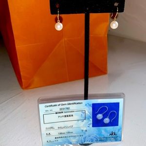 Pearl earrings with 18k gold hardware